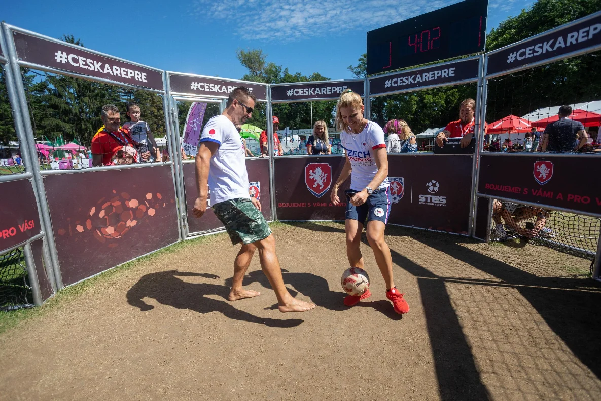 Velké překvapení! Šafářová porazila Plekance ve fotbalové kleci