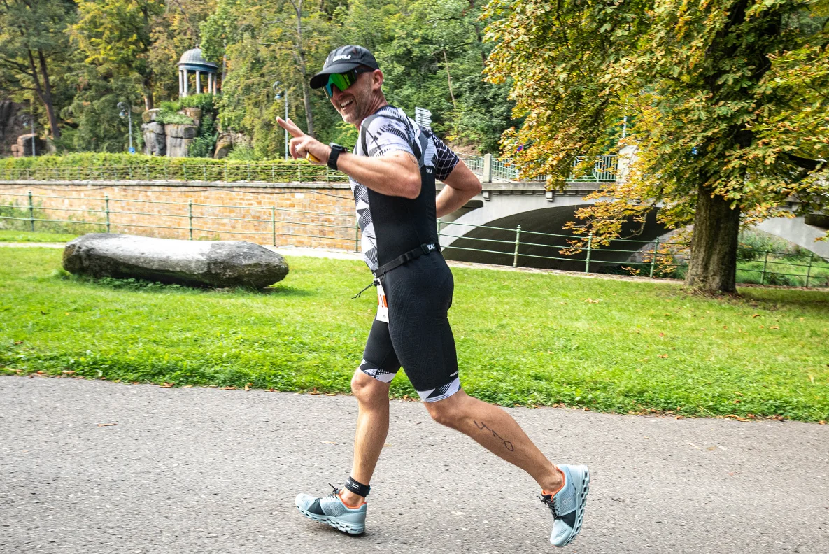 Akrobatický pilot Kopfstein: Triatlon mě učí bojovat s bolestí a překonávat krize
