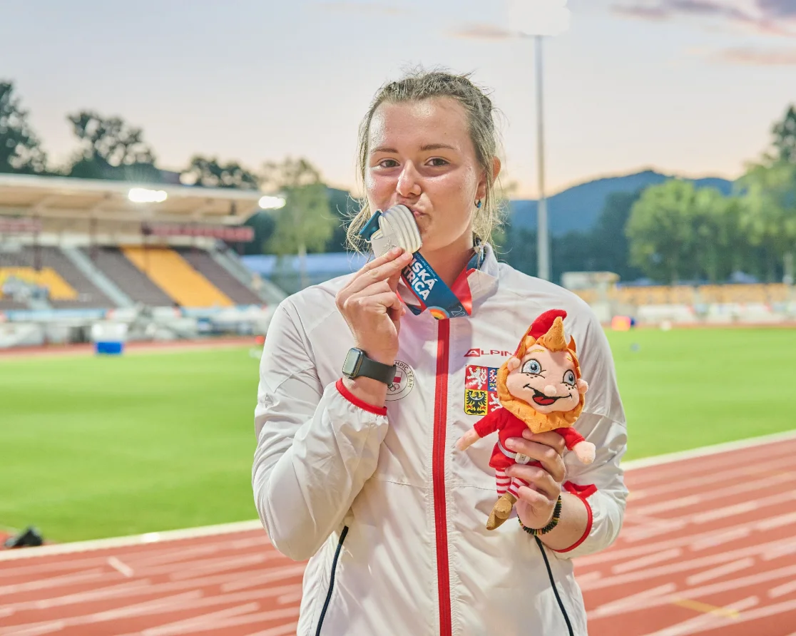 Ani zlomené obratle ji nezastavily. Diskařka Fišerová teď slaví olympijské stříbro