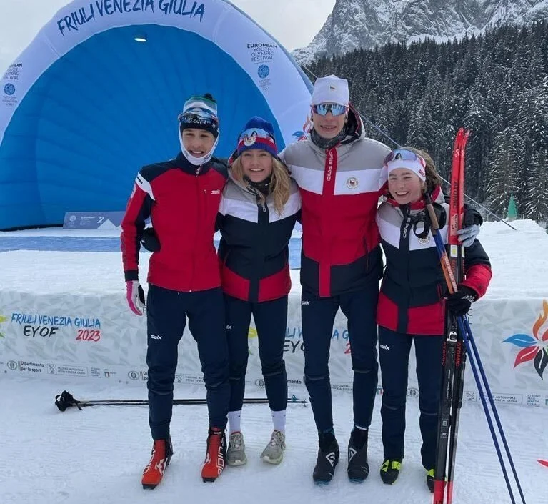 Zlato a dva bronzy přidali akrobatický lyžař, snowboardistka a bežecká štafeta