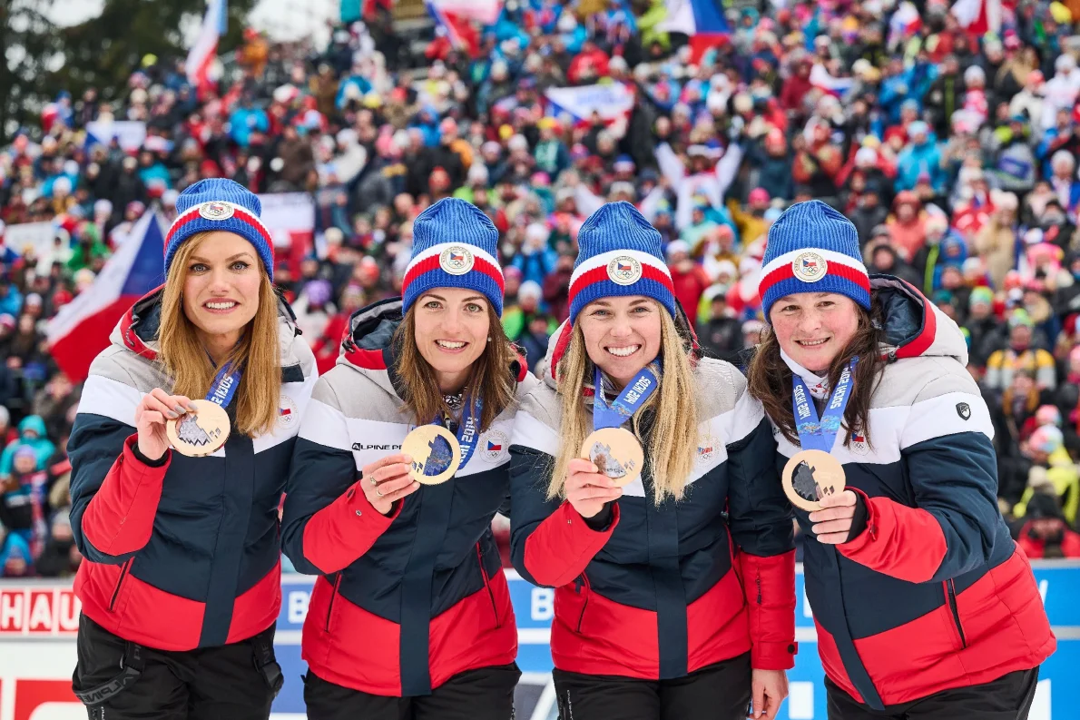 Slzy i husí kůže. Biatlonistky převzaly olympijské medaile před nadšeným davem