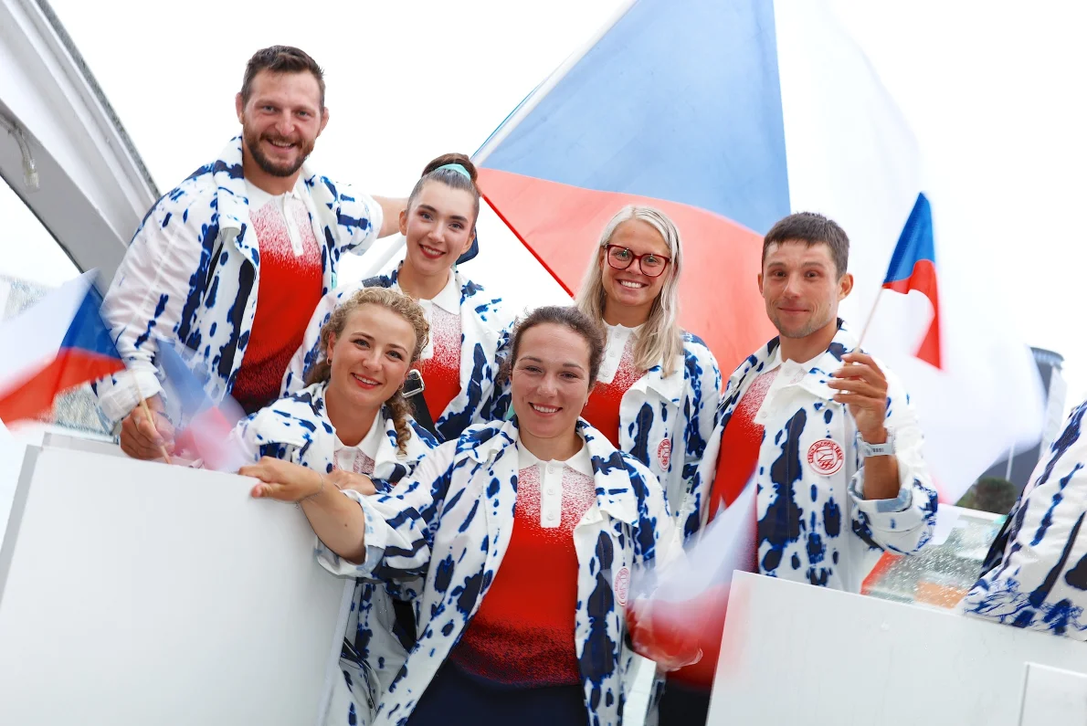 Hrdí Češi! V promoklé Paříži si na řece Seině užili slavnostní zahájení olympijských her