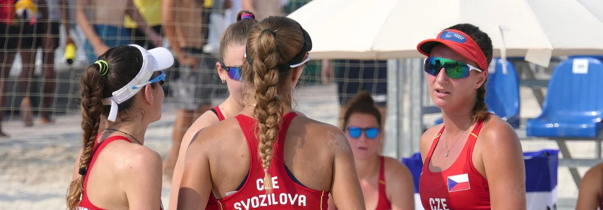 Plážové volejbalistky bojovaly s americkými soupeřkami i horkem